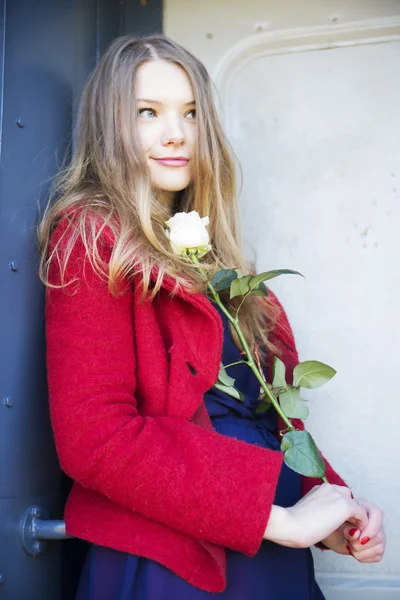 Wagon deur en vrouw met witte roos — Stockfoto