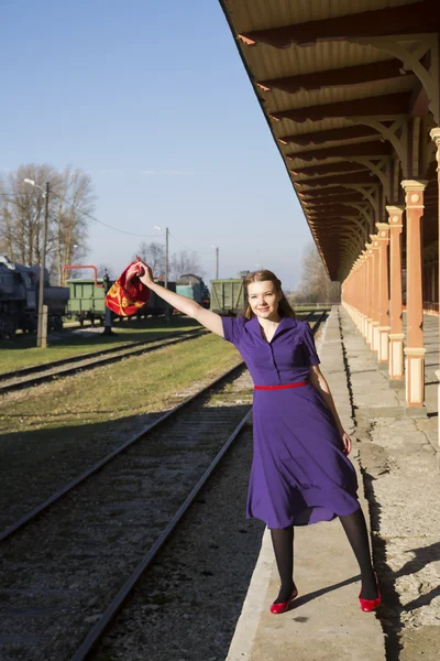 Kvinna i lila klänning rösta på station — Stockfoto