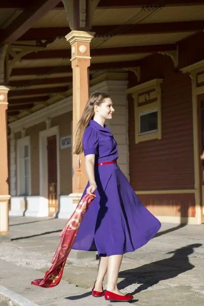 Vrouw in Lila jurk en rode schoenen — Stockfoto