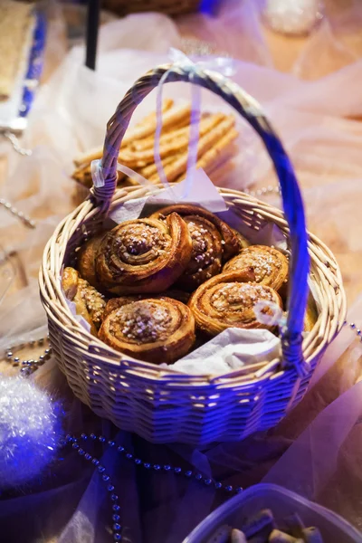 Cesta llena de pastelería para el postre — Foto de Stock