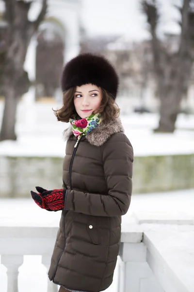 Giovane donna con guanti nel parco — Foto Stock