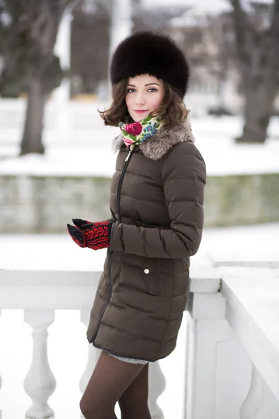 Süße junge Frau in einem kurzen warmen Mantel — Stockfoto
