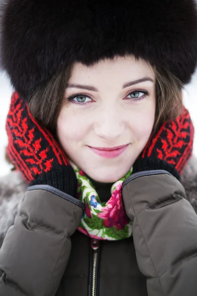 Süßes Nahaufnahme Lächeln einer jungen Dame — Stockfoto