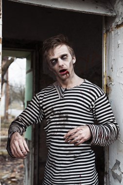 Ürpertici gözlü kanayan adam deli alma