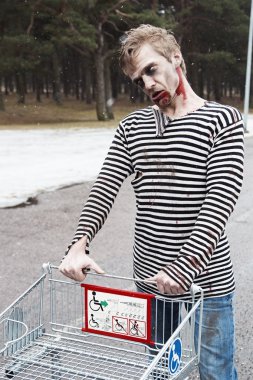 Zombi bazı uçmak filmler için alışverişe çıktı