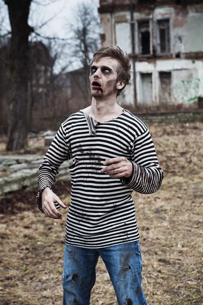 Koncentrálva meghatározni, hol rejtőzik a ragadozó zombi — Stock Fotó