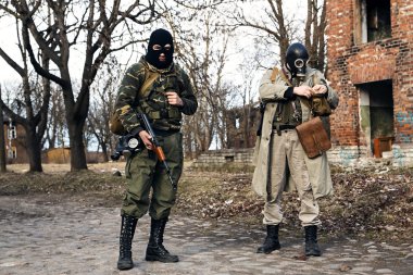 Maskeli Haydutlar köyün saldırmaya hazır