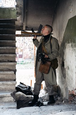 Genç adam gibi bir avcı eski bina donatılmış