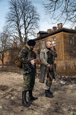 Köyün korumak için cesur acımasız arkadaşları geldi