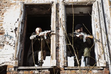 Açılan Hitman yangından sonra harap evin içinde saklanırken