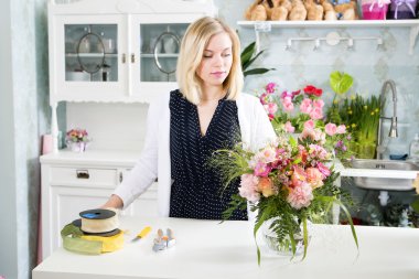 İşini bir çiçekçi olarak gurur duyulacak bir kız