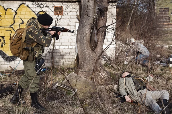 The wounded combat dying in front of his friend who aims to kill the insane creature — Stock Photo, Image