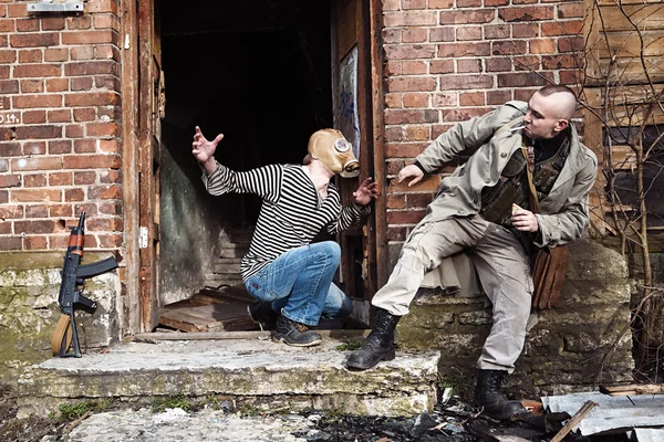 Напуганный до смерти скинхед на лестнице разрушенного дома — стоковое фото