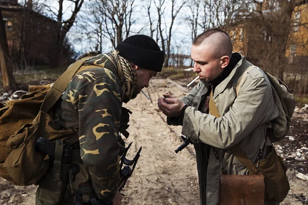 Two friends sharing smoke and getting ready to start fighting — Stock Photo, Image