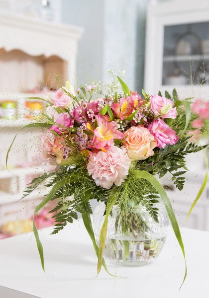 De bloemen mix als een interieur decoratie — Stockfoto