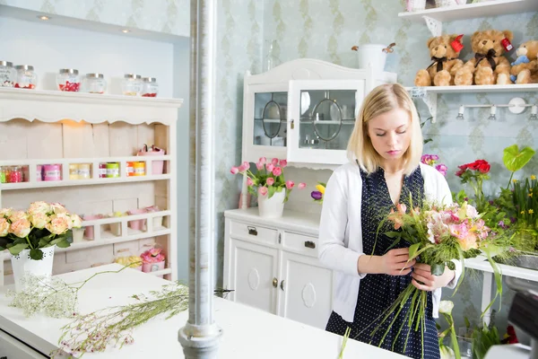 Dulce y tierno en el interior con la hermosa floristería — Foto de Stock