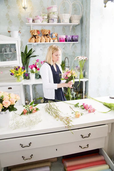 Penser à quelle fleur il manque dans le bouquet — Photo