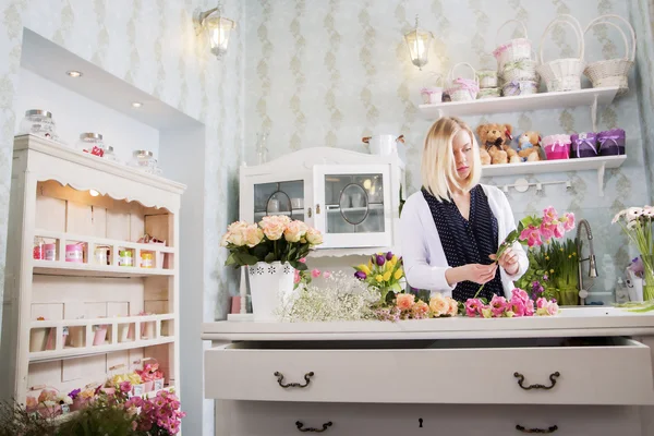 Una donna molto dedita al suo lavoro al negozio di fiori — Foto Stock