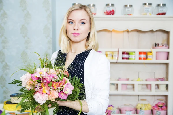 Schöne Dame mit Blumenboquet Stockbild