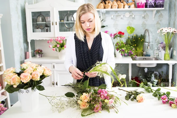 Florist med olika Detaljer för blommig sammansättning Royaltyfria Stockbilder