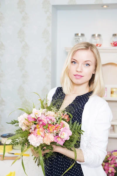 Jonge en mooie vrouw vormt met bloemen Stockfoto