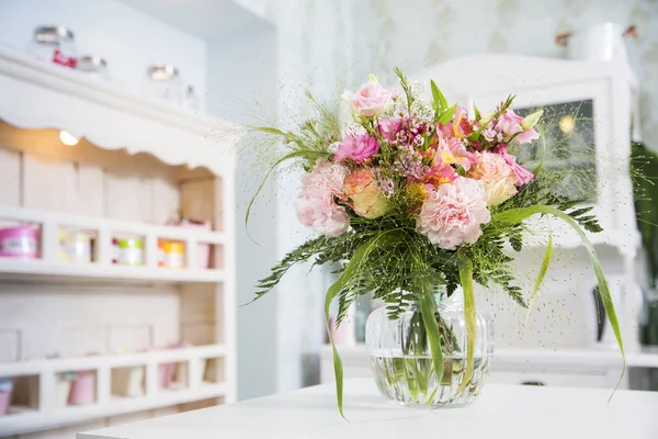 Blumen in der Vase für das erste Date zubereitet Stockbild