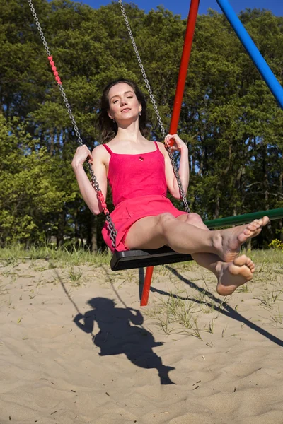 Självständig ung kvinna har happy living — Stockfoto