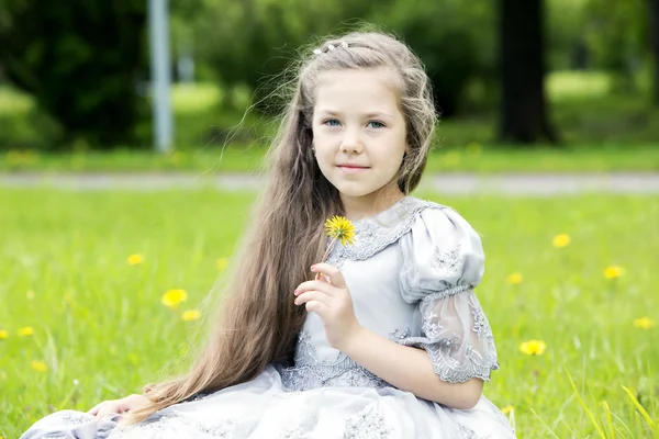 Doce menina segurando única flor — Fotografia de Stock