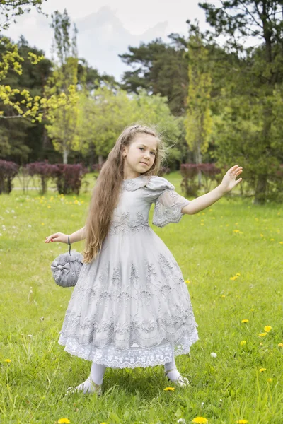 Meisje alsof prinses bijna weggeblazen — Stockfoto