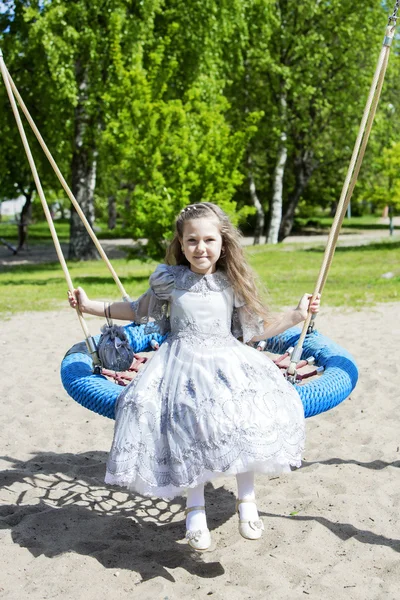 Vestida como una princesa en un columpio —  Fotos de Stock