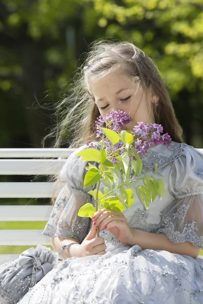 王女の手に花束 — ストック写真