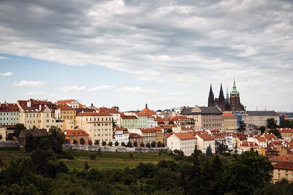 La imagen de Praga bajo las nubes — Foto de Stock