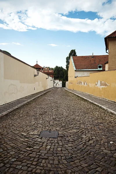 Promenade dans les rues vides de la ville médiévale — Photo
