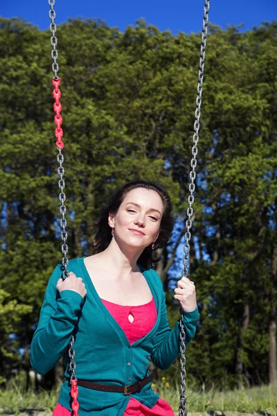 Mujer atrapando el día soleado momentos felices — Foto de Stock