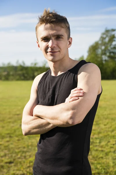 Fit young man posing in the park — ストック写真