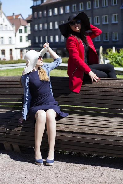 Inschrijving blik op de vrouwelijke vriend geven — Stockfoto