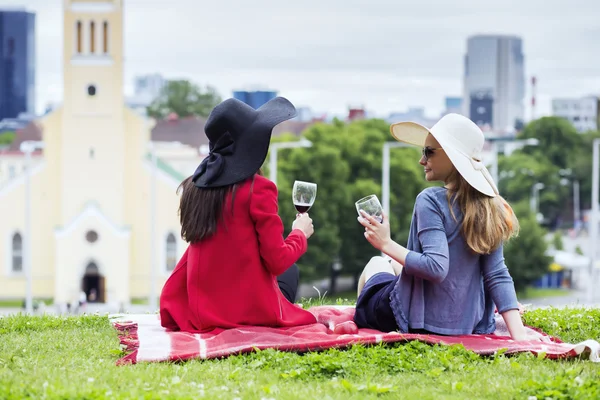 Las niñas están celebrando felizmente el gran evento —  Fotos de Stock