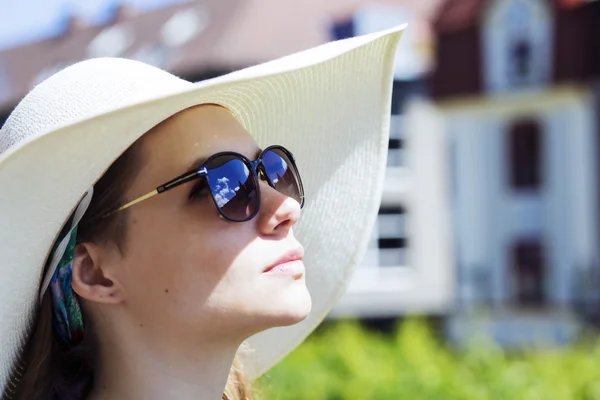 Reflejo del cielo azul nublado en gafas de sol —  Fotos de Stock