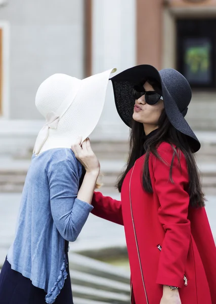 Dames groeten met een kus in Italiaanse stijl — Stockfoto