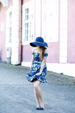 Şirin kızın elbise ile oynarken Rüzgar