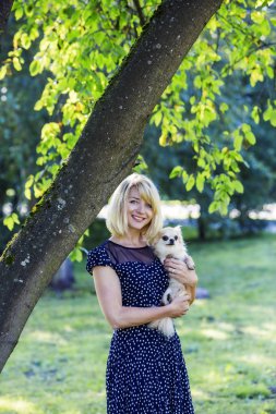 Bir Bayan dikkatle küçük arkadaşı tutar