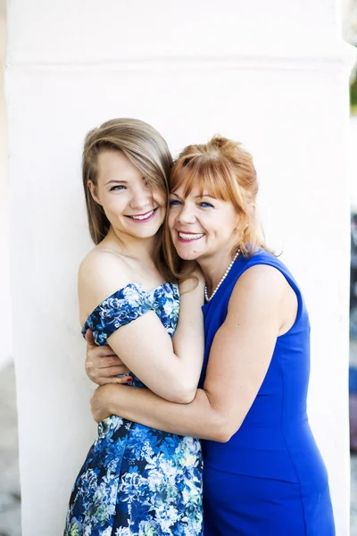 母亲和女儿之间真正的女性友谊 — 图库照片