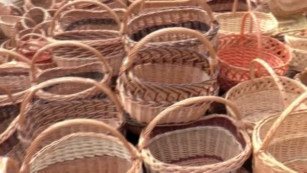 Open Fair Folk. Baskets made of wood. — Stock Video