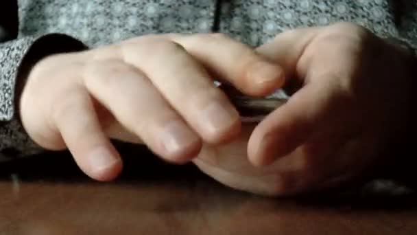 Zwei Hände, die ein Kartenspiel mischen — Stockvideo