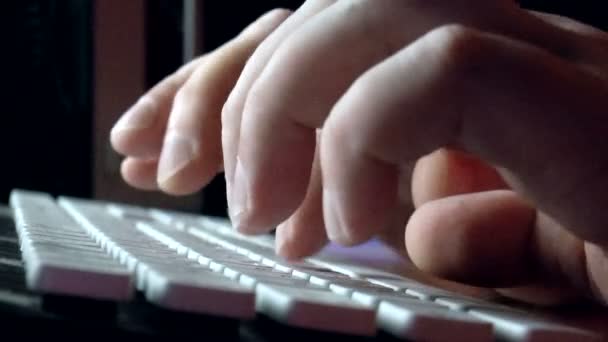 Hände schreiben auf der Tastatur — Stockvideo