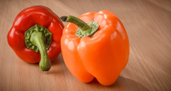 Pimentos de laranja e vermelho frescos Imagem De Stock