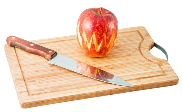 Яблуко на обробній дошці — стокове фото