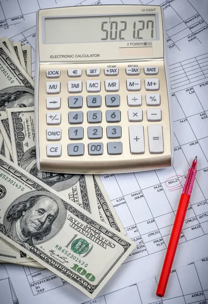 Kalkulačka s sto dolarové bankovky — Stock fotografie