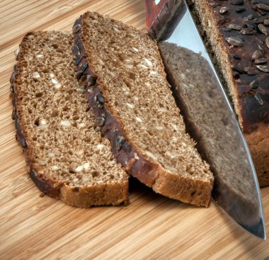 Çavdar ekmeği bıçakla