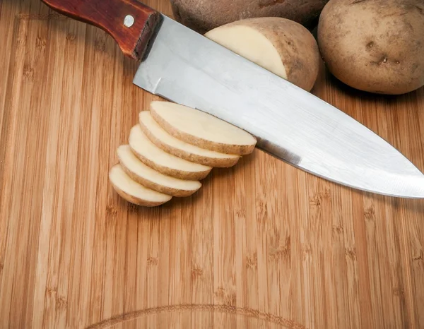 Kartoffeln mit Messer — Stockfoto